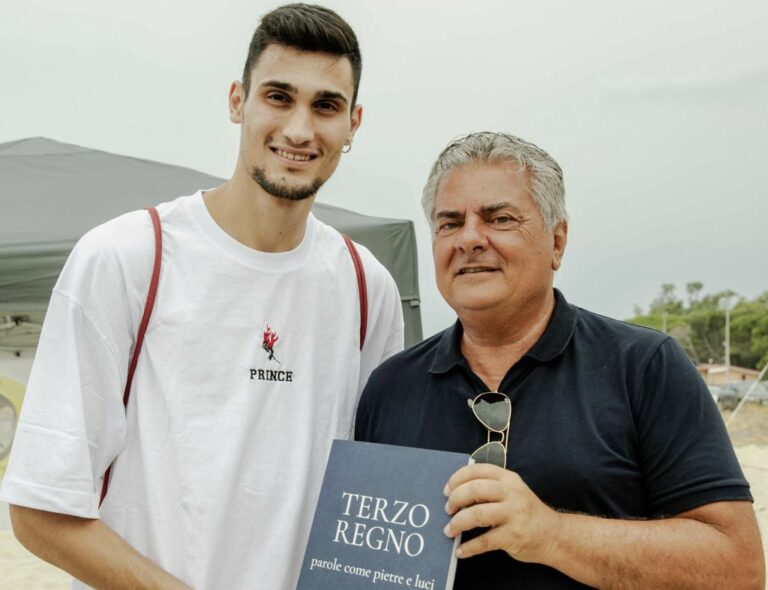 Presidente Consiglio Calabria consegna volume con scritto su Strati a campione olimpico Alessio