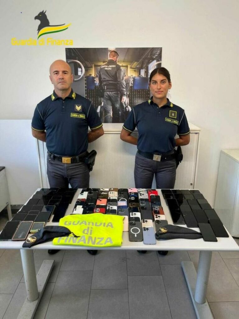 Como, sequestrati 121 cellulari a passeggero proveniente dalla Svizzera