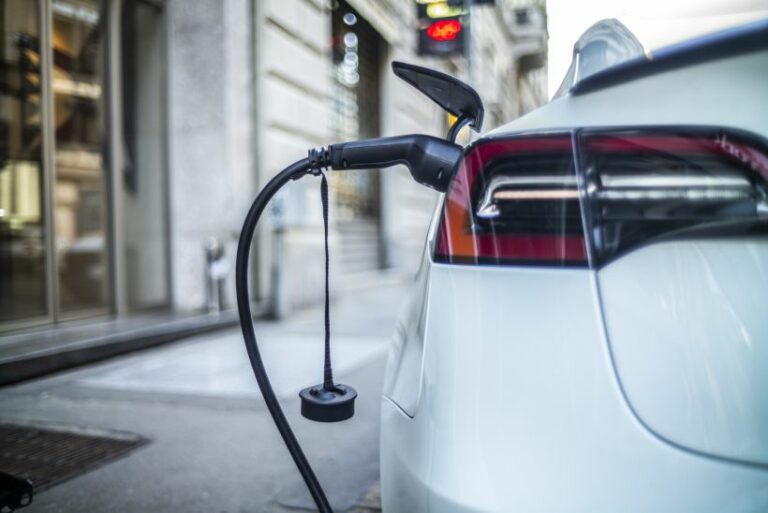 Commissione Ue rivede dazi su import auto elettriche cinesi