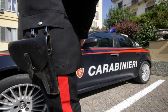 AUTO GAZZELLA DEI CARABINIERI CON CARABINIERE IN DIVISA, 112