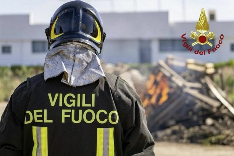 Incendio Roma, gravi ustioni per Vvf. Per gli altri problemi respiratori