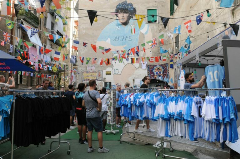 Carabinieri si fingono turisti e catturano ricercato nel cuore di Napoli