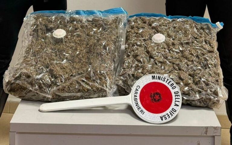Fermato con 2 kg di marijuana in auto, arrestato nel reggino