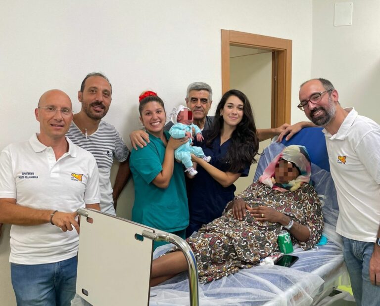 Migrante partorisce sul barcone, soccorsa insieme alla bimba a Lampedusa