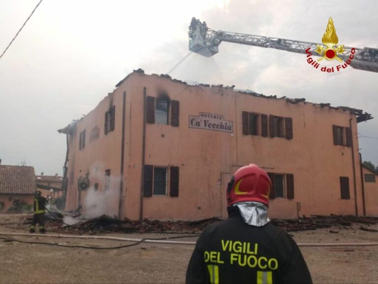 Maltempo, fulmine colpisce tetto ristorante nel bolognese incendiandolo