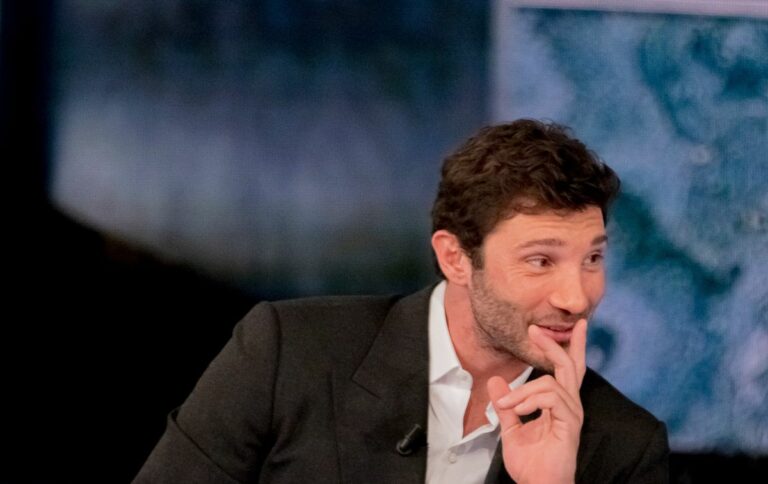 De Martino presenta il suo “Affari tuoi” tra vintage e tradizione