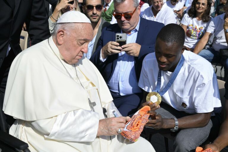 Papa Francesco incontra Tebogo, oro a Parigi nei 200 metri