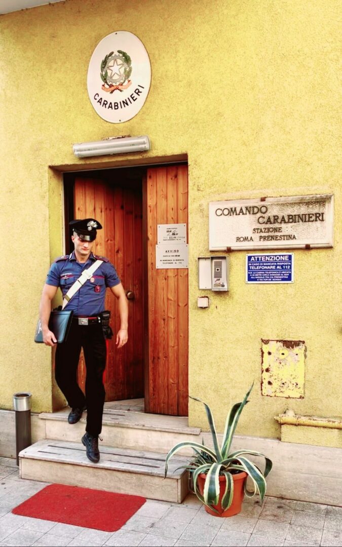 Roma, tenta di strangolare la fidanzata con cavo telefonino. Arrestato