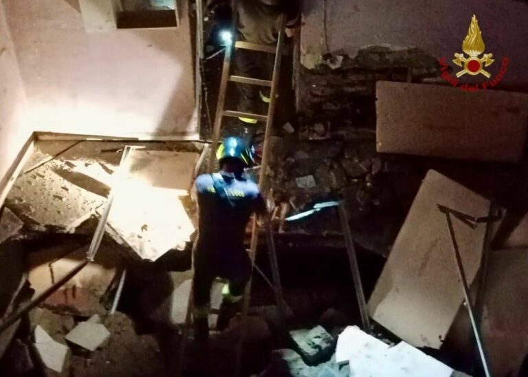 Crolla un solaio a Napoli per una fuga di gas, tre feriti