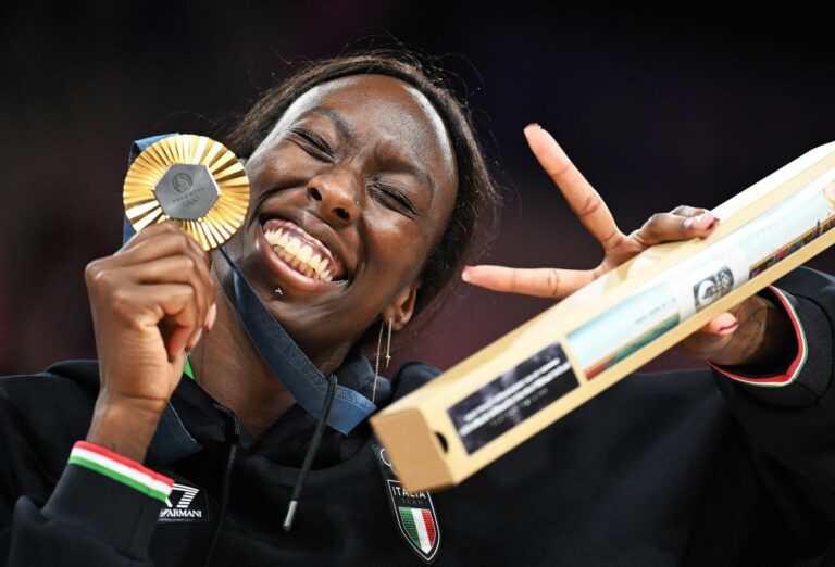 Murale Egonu deturpato, vandali schiacciati da solidarietà per Paola