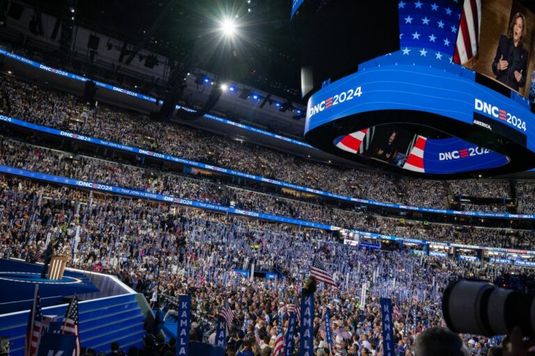 A Chicago Kamala Harris “processa” Trump nell’interesse del popolo americano