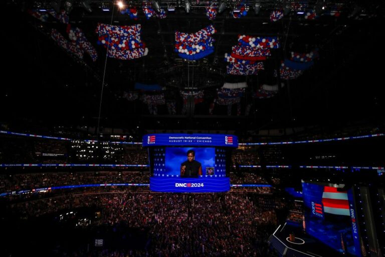 A Chicago la stella Michelle Obama schiaccia Trump (e oscura Barack)