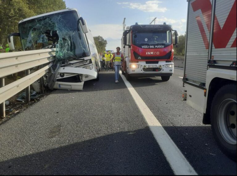 Pullman contro guardrail, un morto e quindici feriti sulla A1