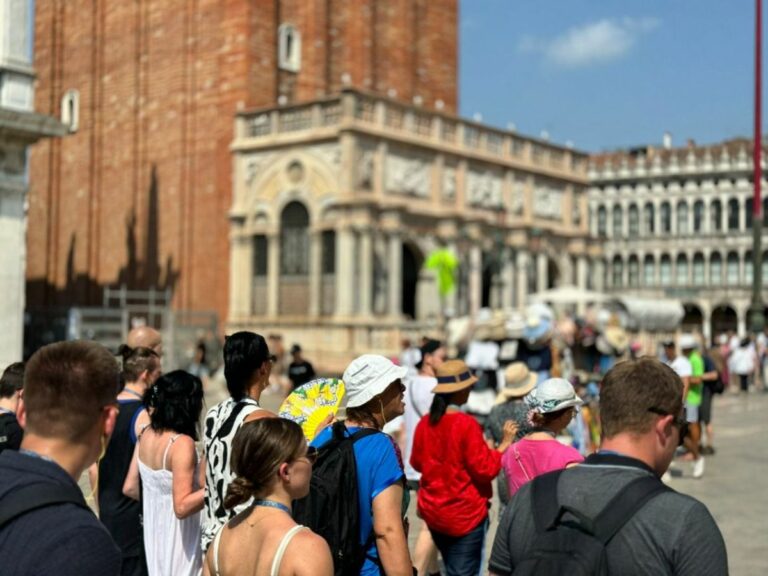 Al via a Venezia sanzioni per gruppi turistici superiori a 25 persone