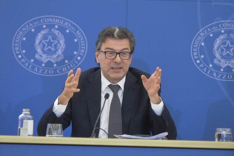 Dal Cdm via libera al decreto Omnibus. Giorgetti “Non ci saranno tasse sugli extraprofitti delle banche”