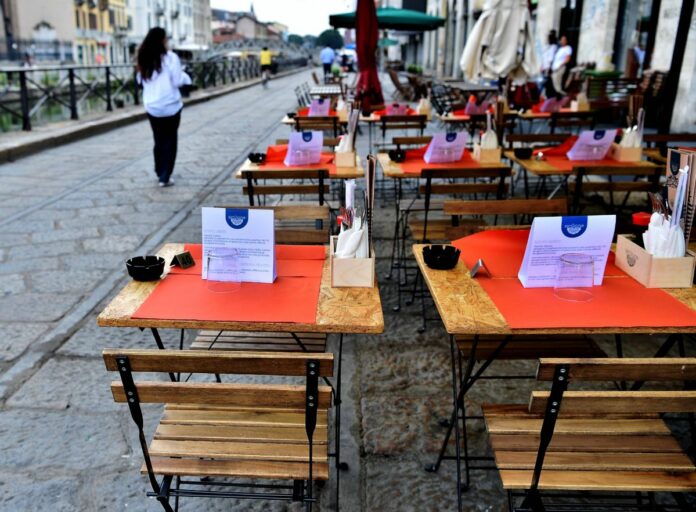 Tavoli, tavolini apparecchiati per il pranzo nei Vari Locali