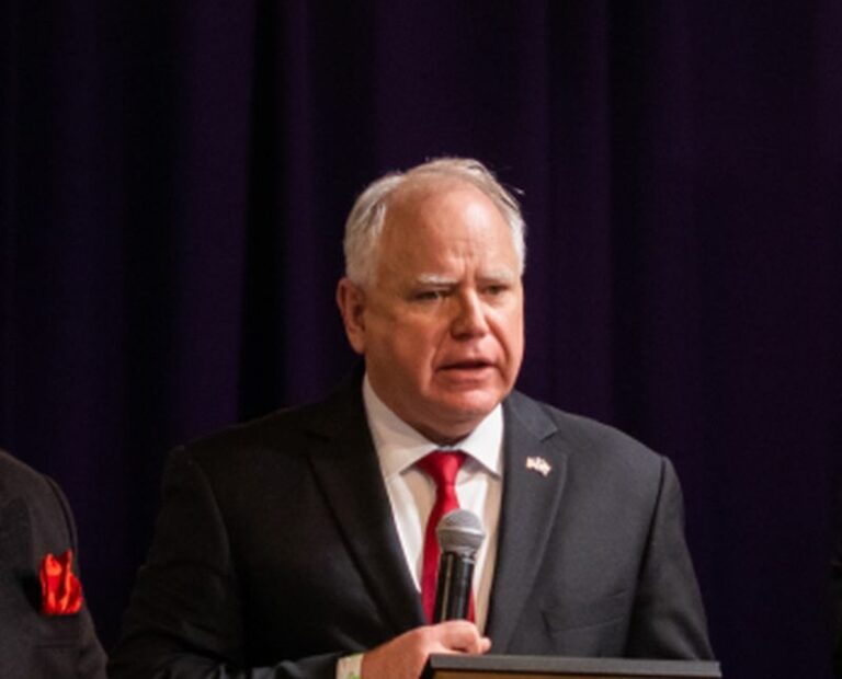 Kamala Harris ha scelto Tim Walz come vice