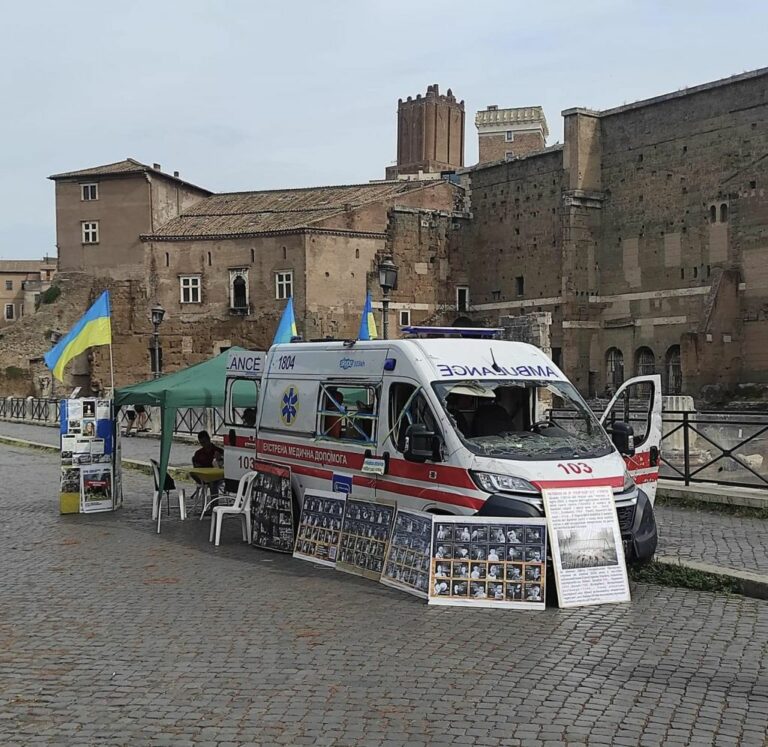 Roma. esposta ai Fori Imperiali ambulanza crivellata di colpi in Ucraina