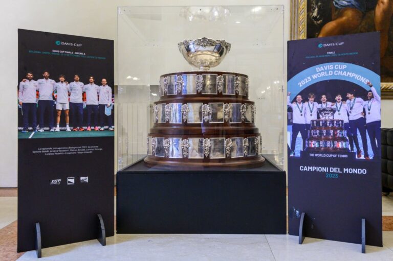 Coppa Davis esposta nella Sala Rossa di Palazzo d’Accursio a Bologna