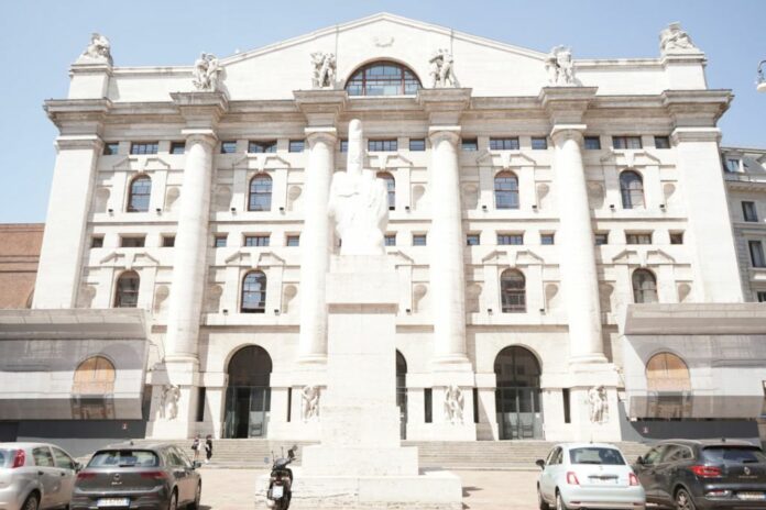 Presidio sindacale per sciopero dei dipendenti della Borsa Italiana in piazza Affari a Milano