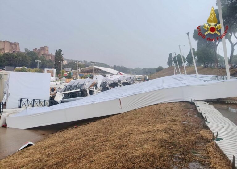 Violento nubifragio a Roma, crolla impalcatura tribuna Circo Massimo