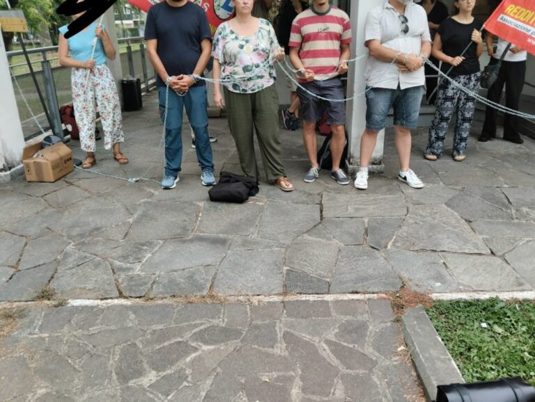 Scuola, precari Adl Cobas incatenati nell’Ufficio Scolastico di Milano