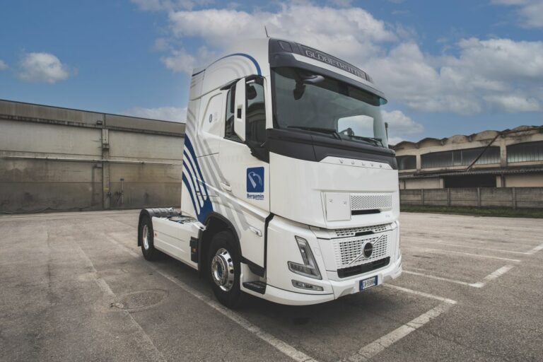 Volvo consegna uno dei primi FH Aero all’azienda di trasporti Bergamin