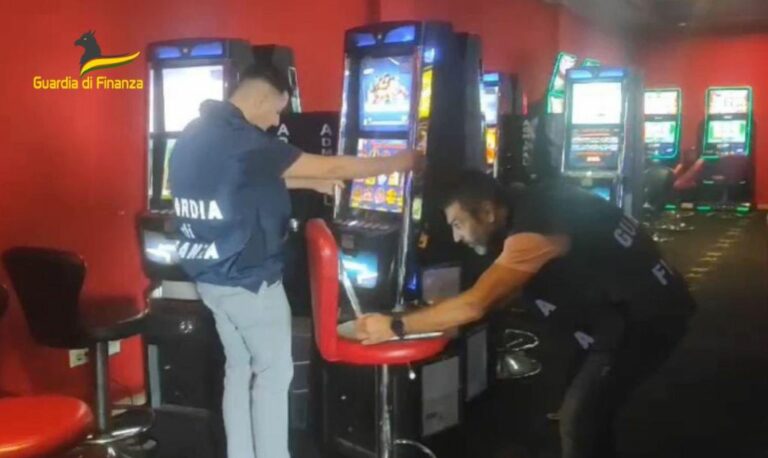 Varese, Guardia di Finanza chiude una sala slot. 4 denunce