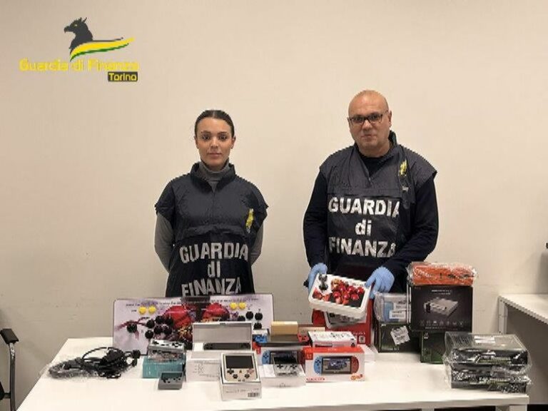 Sequestrate a Torino 12 mila console di gioco con videogame piratati
