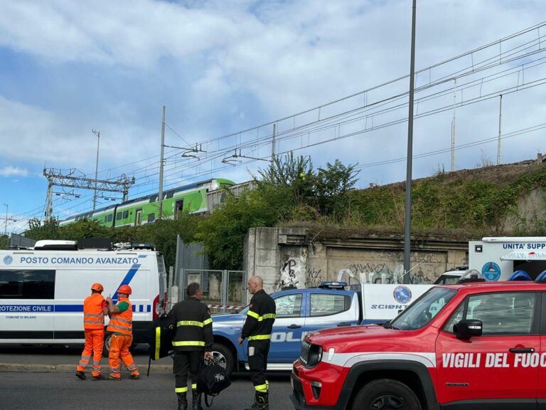 Treno passeggeri deraglia a Milano, feriti lievi