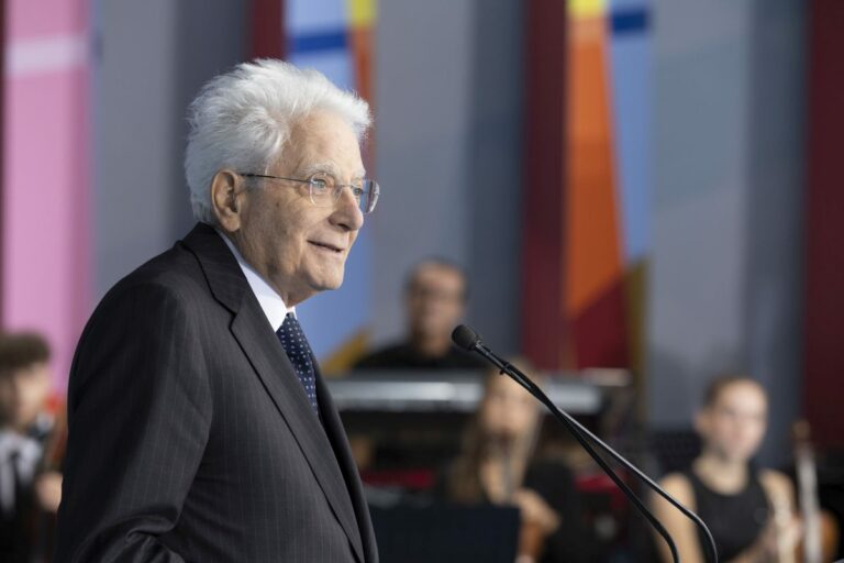 Mattarella a Cagliari “La scuola accende speranza”