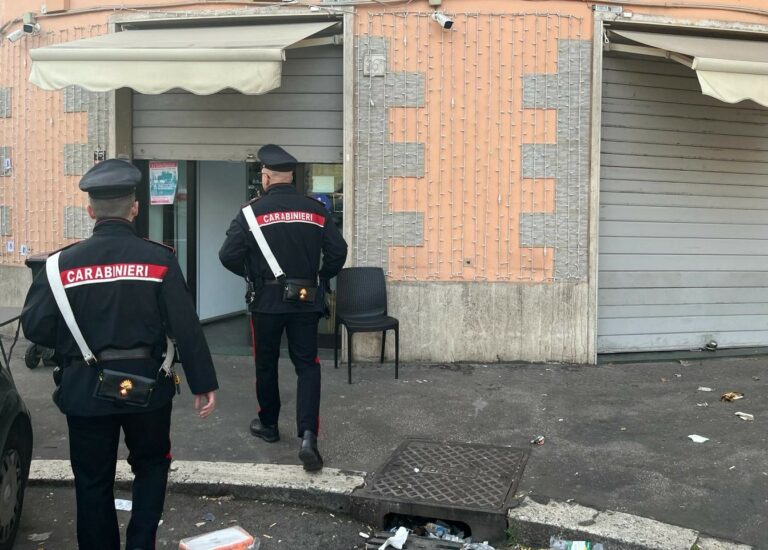 Spari contro la saracinesca di un bar-tabacchi a Roma, arrestato 26enne