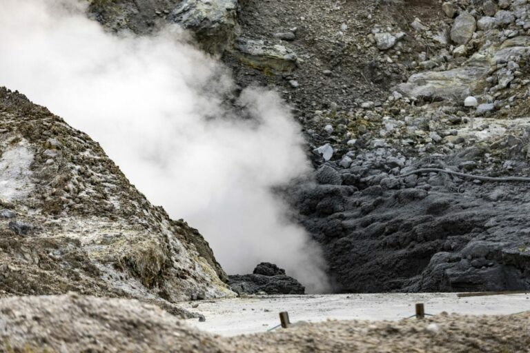 Campi Flegrei, nuova analisi sulla natura del bradisismo della caldera
