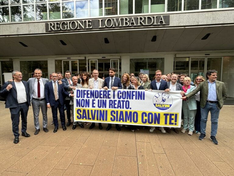 Milano, flash mob della Lega a Palazzo Pirelli in difesa di Salvini