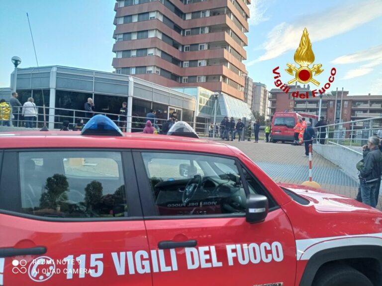 Fiamme in un palazzo di 19 piani a Milano, ragazza intossicata