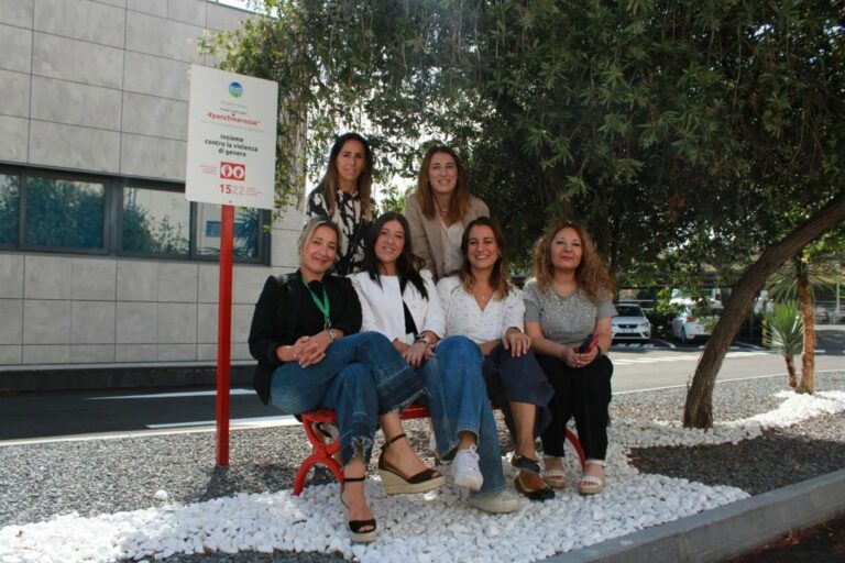 Violenza di genere, Snam a Catania inaugura nuova panchina rossa