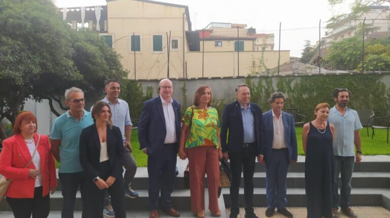 Migranti, la Commissione Ue in visita a Catania