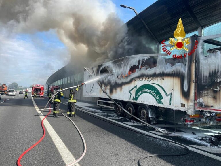 Milano, si incendia tir sulla A4 nessun ferito. Traffico rallentato