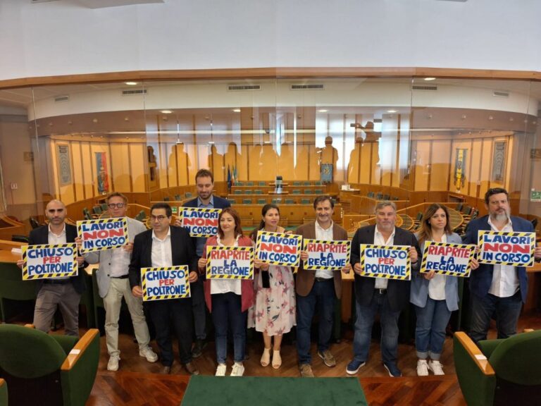 Lazio, in Consiglio protesta opposizioni contro il blocco dell’Aula