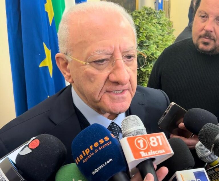 Autonomia, De Luca “Raccolta firme record in Campania per il referendum”