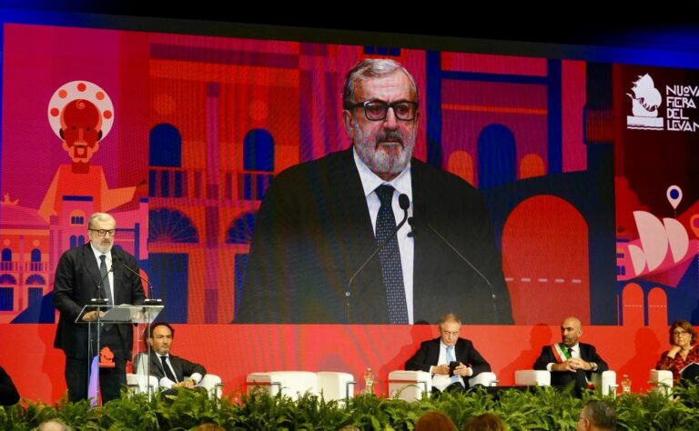 Emiliano alla Fiera del Levante “La Puglia cresce il doppio del resto d’Italia”