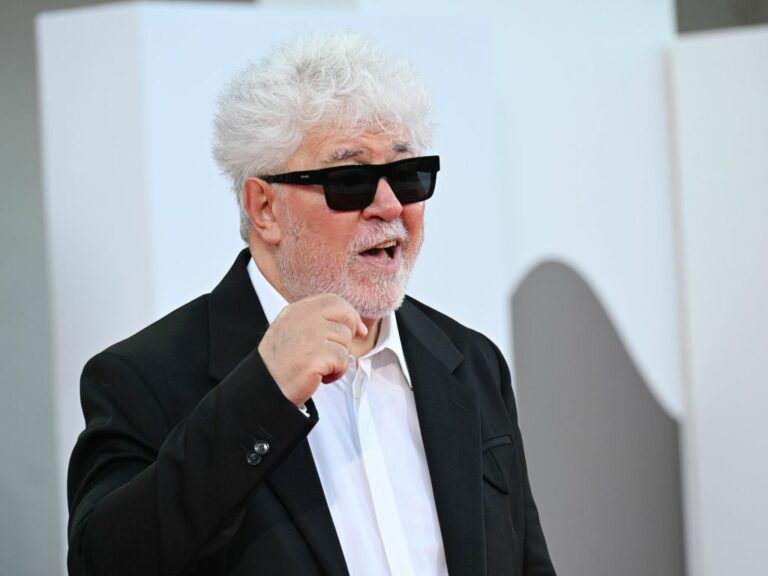 A Venezia Leone d’oro per Pedro Almodóvar, Italia argento con “Vermiglio” di Delpero