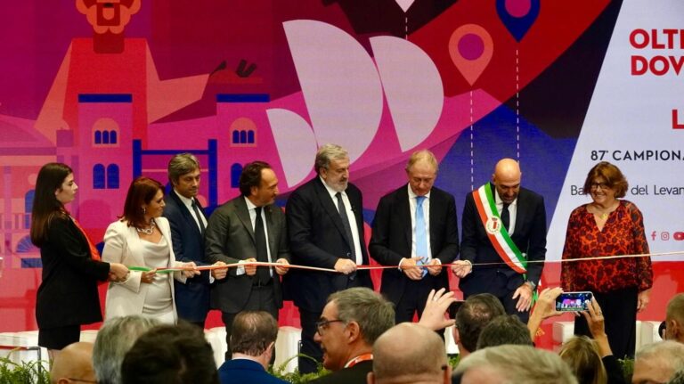 Urso inaugura la Fiera del Levante, Emiliano “Assenza Meloni un errore”