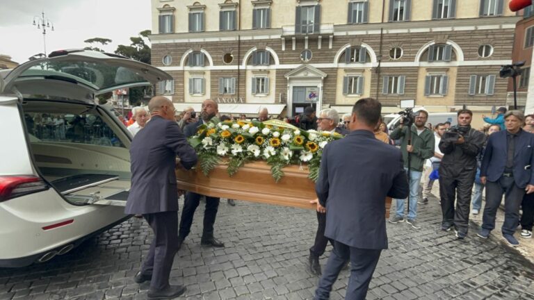 A Roma l’ultimo saluto a Luca Giurato tra applausi e commozione