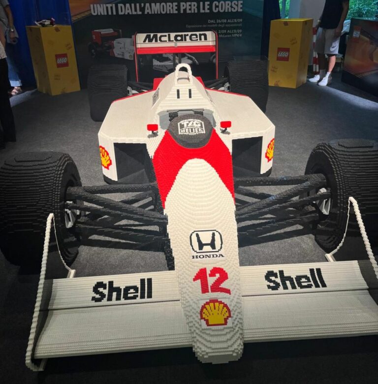 La replica in Lego della McLaren di Senna in sede Aci Milano fino a domenica