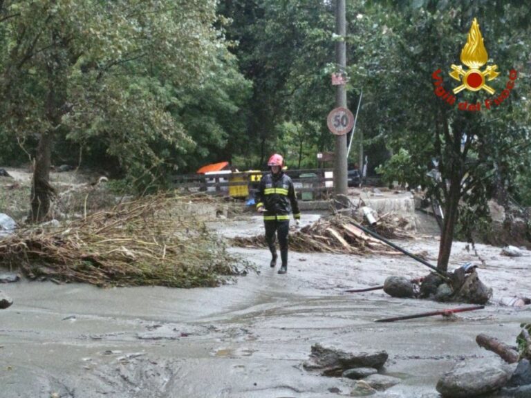 Maltempo, allerta arancione nel Nord Ovest, esondazioni e frane