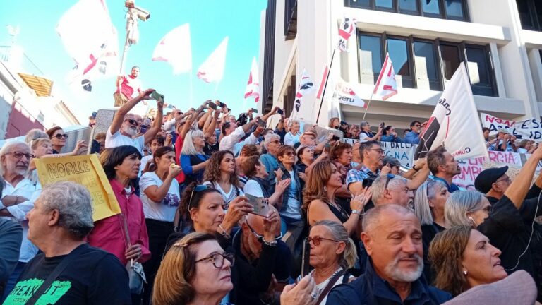 Sardegna, consegnate in Consiglio 210 mila firme per legge Pratobello