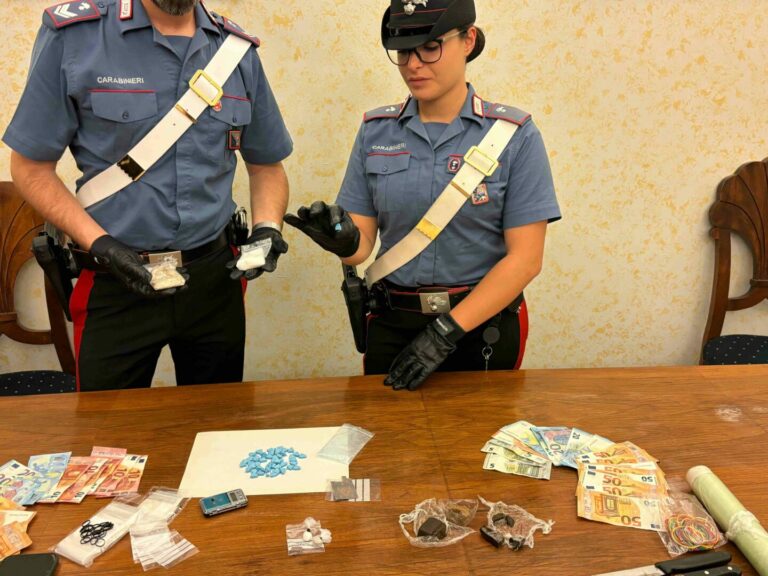 Francobolli di Lsd e pasticche Blu ecstasy, arrestati a Roma due giovani