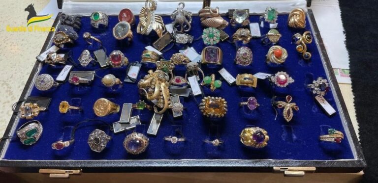 Milano, sequestrata merce per 2 mln a rivenditore abusivo di gioielli