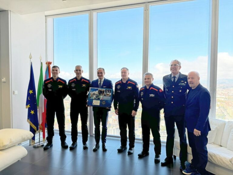Spazio, gli astronauti di Axiom-3 al Grattacielo Piemonte